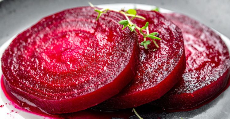 বিটরুট কাঁচা খাবেন নাকি রান্না? কোনটা বেশি উপকারী