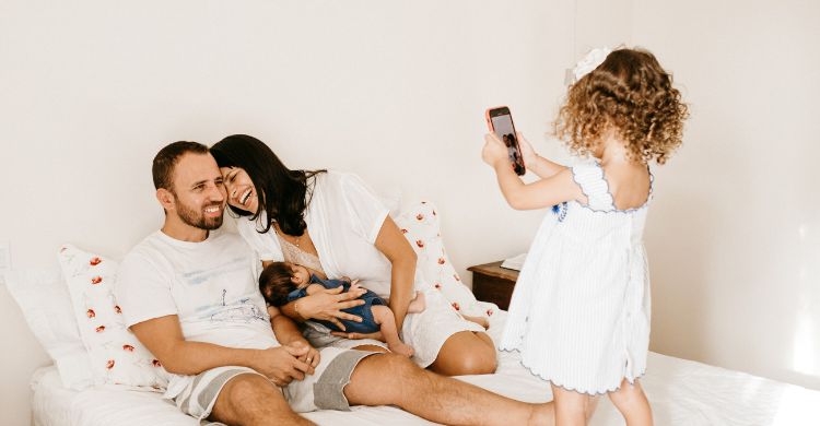 বাবা-মাকে ভালোবাসতে দেখলে সন্তান কী শেখে