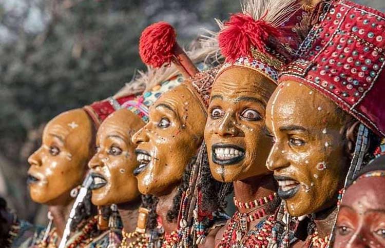 বিয়ের পাত্রীকে আকৃষ্ট করতে মুখে মেকআপ করেন পুরুষরা