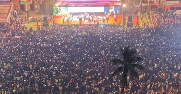 একটি দল শুধু মানুষকে ঠকাচ্ছেই না, মুসলমানদের শেরেকিও করাচ্ছে