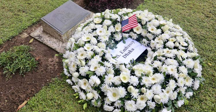 বিশ্বযুদ্ধে নিহতদের সমাধিতে মার্কিন রাষ্ট্রদূতের শ্রদ্ধা