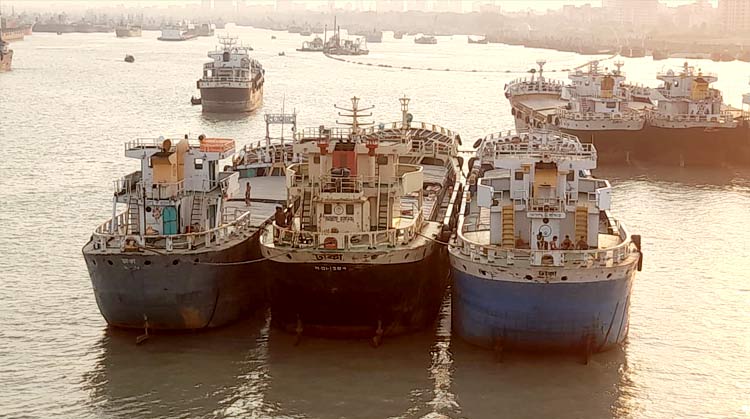 পানিতে সহস্রাধিক &lsquo;ভাসমান গুদাম&rsquo;, বন্দরে জাহাজজট