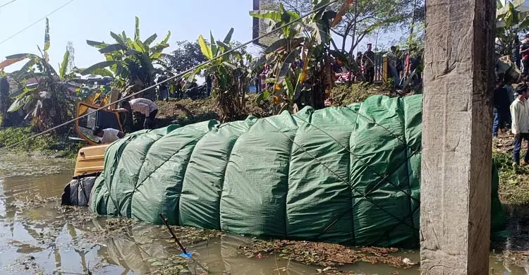 মিরসরাইয়ে থেমে থাকা সিএনজিতে ট্রাকের ধাক্কা, শিক্ষার্থীসহ নিহত ২