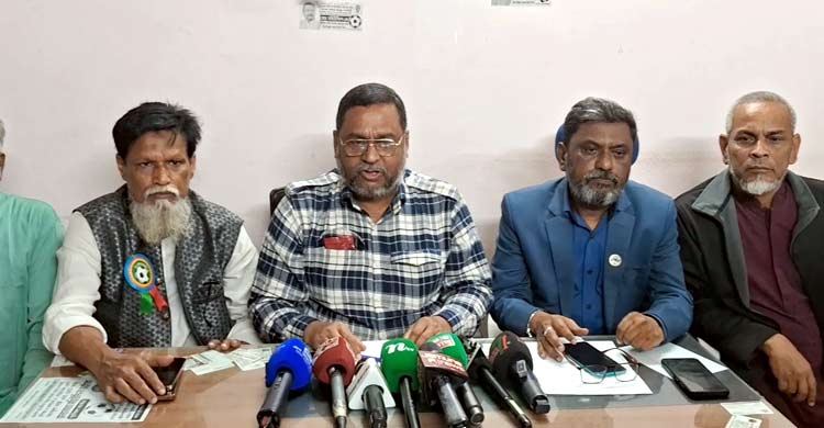 পদত্যাগ করে নেতাকর্মীদের মাঝে মিষ্টি বিতরণ করলেন ৪ বিএনপি নেতা