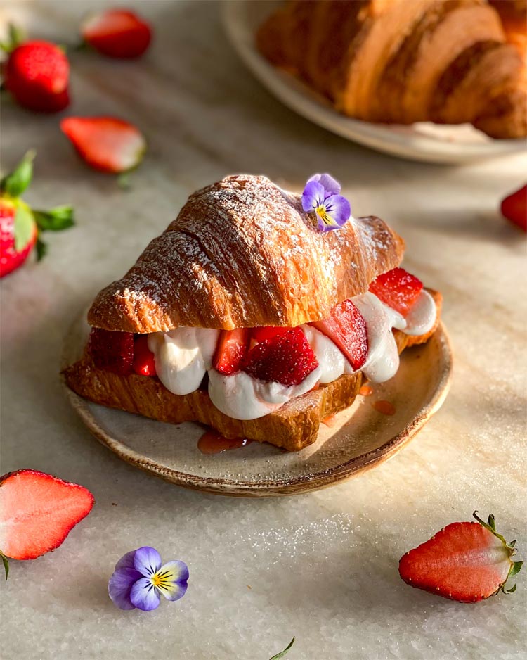 ভিনদেশি ক্রোসেন্টের স্বাদে জমুক ঘরোয়া আয়োজন