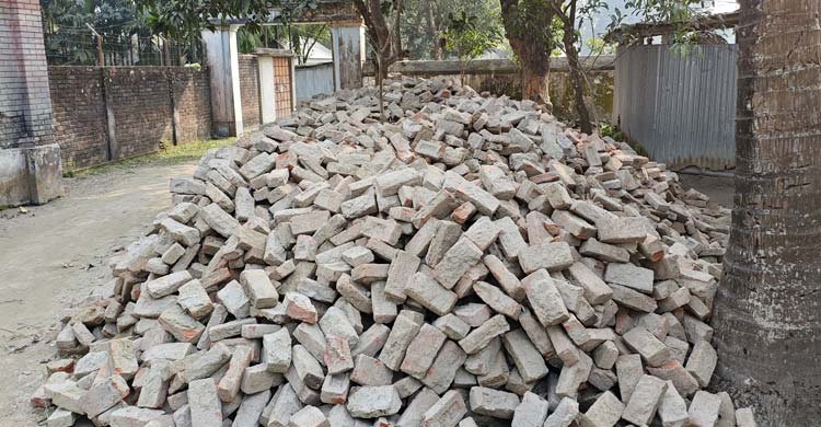 ব্রিজ ভেঙে বাড়ি নিয়ে গেলেন চেয়ারম্যান