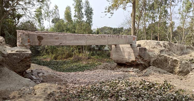 ব্রিজ খুলে নিয়ে বাড়ি নিয়ে যাওয়া সেই চেয়ারম্যানকে শোকজ