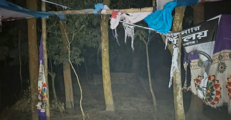 সিরাজগঞ্জে স্বতন্ত্র প্রার্থীর নির্বাচনি ক্যাম্পে আগুন