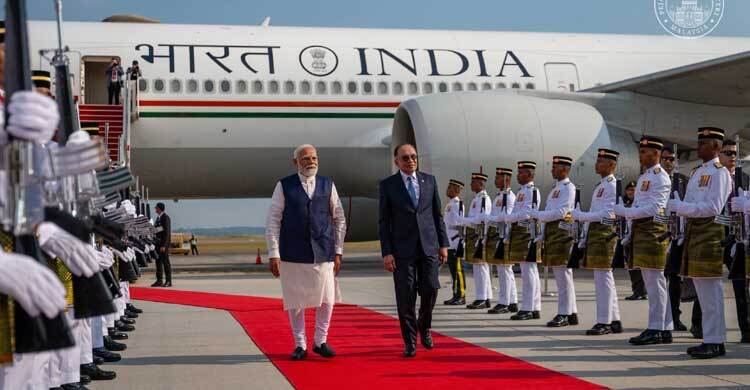 মালয়েশিয়ায় নরেন্দ্র মোদীকে লাল গালিচা সংবর্ধনা