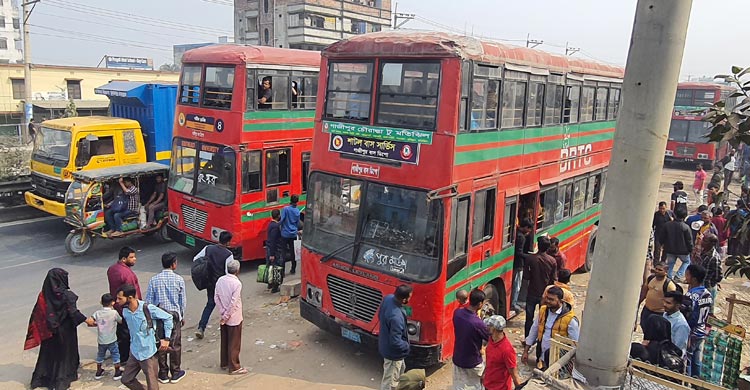গাজীপুরে গণপরিবহন সংকট, ৪০০ টাকায় ট্রাকে উত্তরবঙ্গের পথে যাত্রীরা
