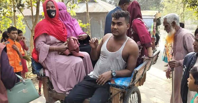 গাইবান্ধায় নির্বাচনি সরঞ্জামসহ পিকআপ খাদে, আহত ৩