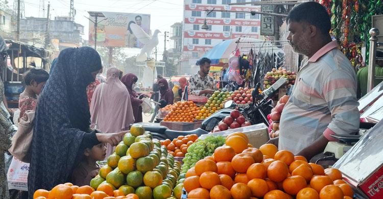 পেয়ারা-বরই-আনারস- ছফেদা কিনতেও হিমশিম খাচ্ছেন ক্রেতারা