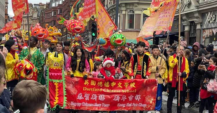 লন্ডনে বর্ণিল আয়োজনে চীনা নববর্ষ উদযাপন