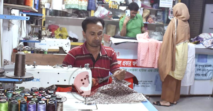 দর্জি দোকানে ভিড়, মজুরি বেড়ে দ্বিগুণ
