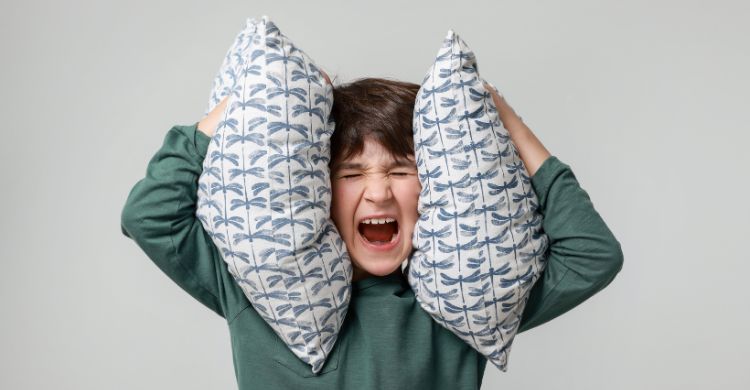 স্কুলে শান্ত, বাসায় ঝড়? মায়ের কাছেই কেন জেদ করে শিশু