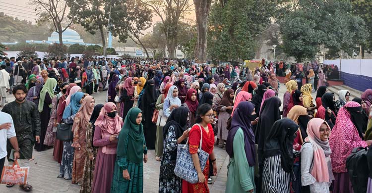 রাকসুর উদ্যোগে গণইফতার, অংশ নিলেন ১৮ হাজার শিক্ষার্থী