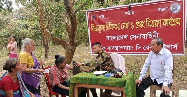 খাগড়াছড়িতে সেনাবাহিনীর উদ্যোগে বিনামূল্যে চিকিৎসাসেবা-ওষুধ বিতরণ