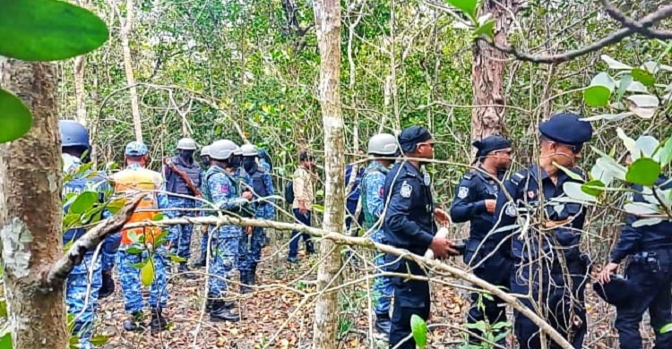 নিষেধাজ্ঞা অমান্য করে মাছ শিকার, ১৩ জেলে আটক