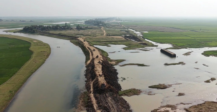 শেষ হয়নি বাঁধ নির্মাণ কাজ, ঝুঁকিতে হাওরের ধান