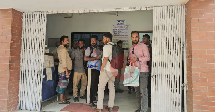 হঠাৎ ভূমি অফিস পরিদর্শনে গিয়ে প্রতিমন্ত্রী দেখলেন কেউ আসেনি