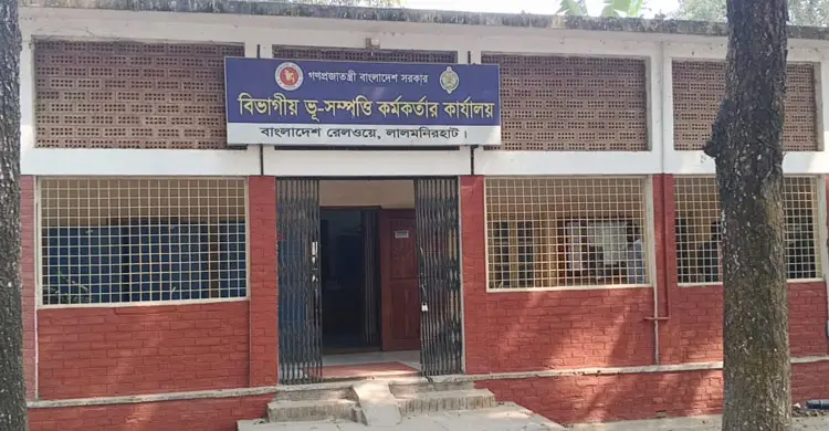 রেলওয়ের জমিতে উচ্ছেদের ভয় দেখিয়ে কর্মকর্তার রমরমা ব্যবসা