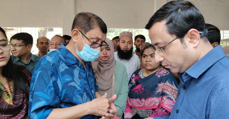 হাসপাতাল পরিদর্শনে গিয়ে দেখলেন নেই চিকিৎসক-কর্মকর্তা