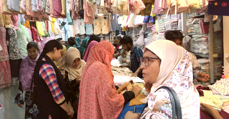 সাধ্যের মধ্যে ঈদের আনন্দ খুঁজছে মানুষ