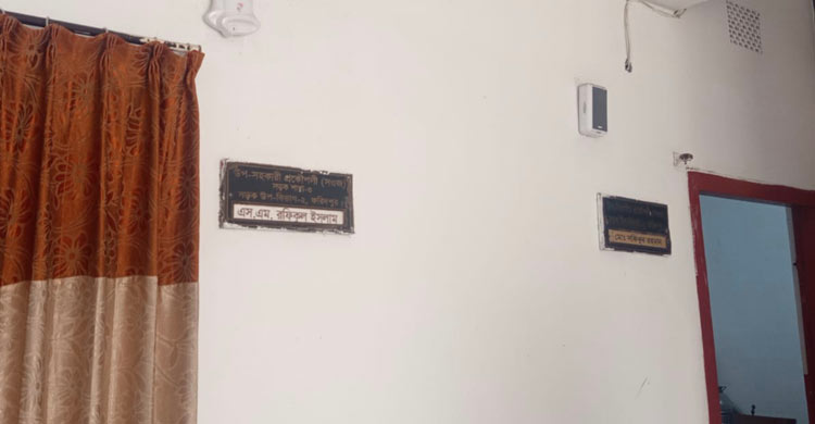 চেয়ার-টেবিল ফাঁকা পড়ে আছে, নেই সওজ কর্মকর্তা