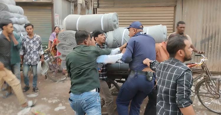 নারায়ণগঞ্জে পুলিশের এসআই ও সোর্সকে বেধড়ক পিটুনি