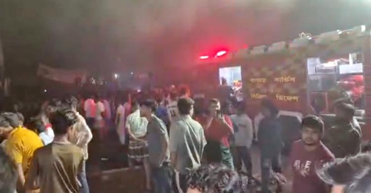 গাজীপুরে পোশাক কারখানায় আগুন, সাড়ে ৫ ঘণ্টার চেষ্টায় নিয়ন্ত্রণে