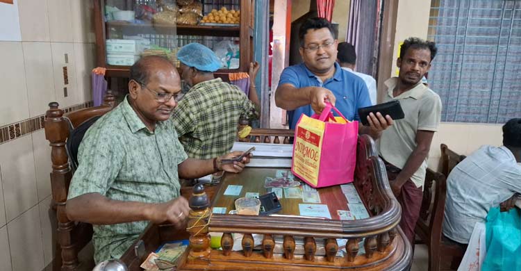 ঈদের আগে রাজবাড়ীতে দোকানে মিষ্টি মজুতের ধুম