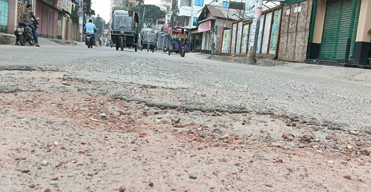 গায়েবানা জানাজার পরও সংস্কারহীন রংপুরের &lsquo;প্রাণকেন্দ্র&rsquo; সাতমাথা সড়ক