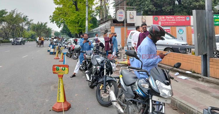 পাম্পে তেল নিতে দীর্ঘ লাইন