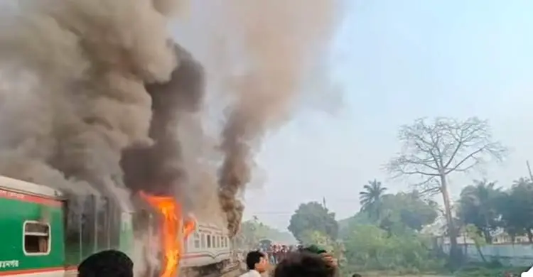 ঢাকাগামী &lsquo;চট্টলা এক্সপ্রেস&rsquo; ট্রেনে আগুন, নিয়ন্ত্রণের চেষ্টা