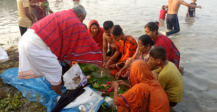 হোসেনপুরে ব্রহ্মপুত্র নদে অষ্টমী স্নানে পুণ্যার্থীদের ঢল