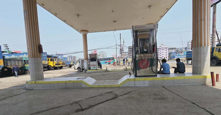 নারায়ণগঞ্জে তেলের জন্য হাহাকার, পাম্পে পাম্পে ঘুরছেন চালকরা