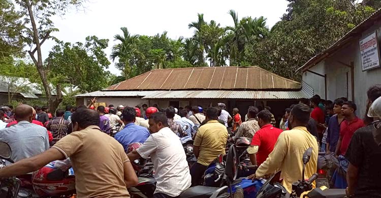 নিবন্ধনহীন পাম্পে অভিযান চালিয়ে ১২০০ লিটার পেট্রোল জব্দ