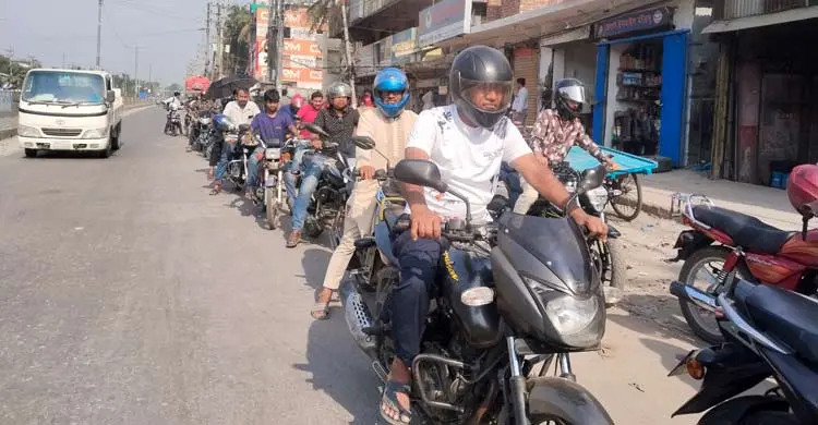 মোটরসাইকেলের ট্যাংকি হাতে ৫ কিলোমিটার পাড়ি দিয়ে তেল নিলেন যুবক