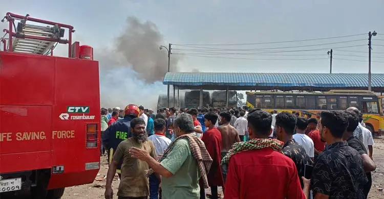 কুমিল্লায় টার্মিনালে দাঁড়িয়ে থাকা ৩ বাসে আগুন