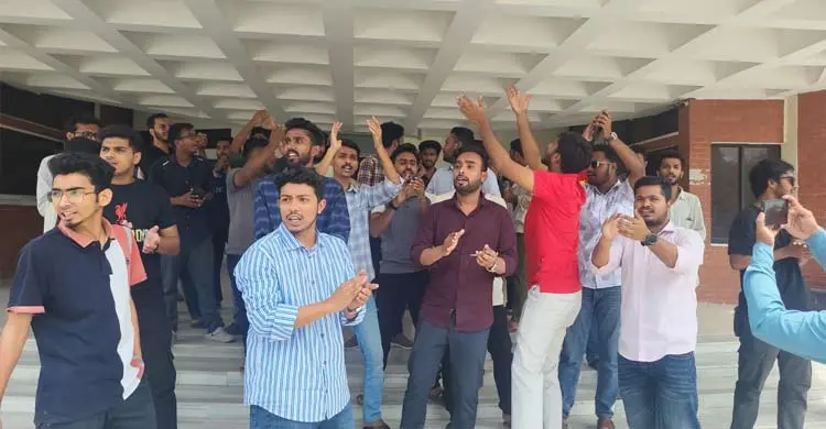 প্রক্টরের পদত্যাগের দাবিতে প্রশাসনিক ভবনে তালা, অবরুদ্ধ উপাচার্য