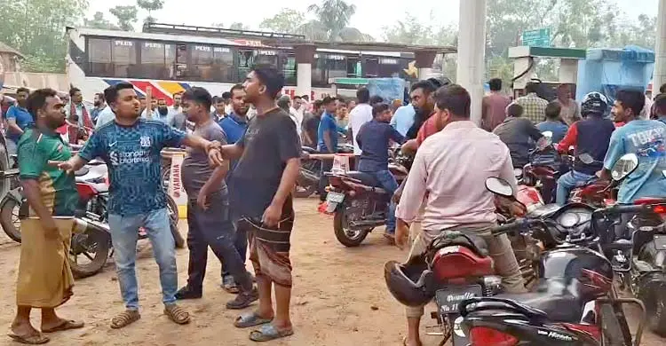 তেল নিতে আড়াই কিলোমিটার লাইন, পাম্পে হাতাহাতি