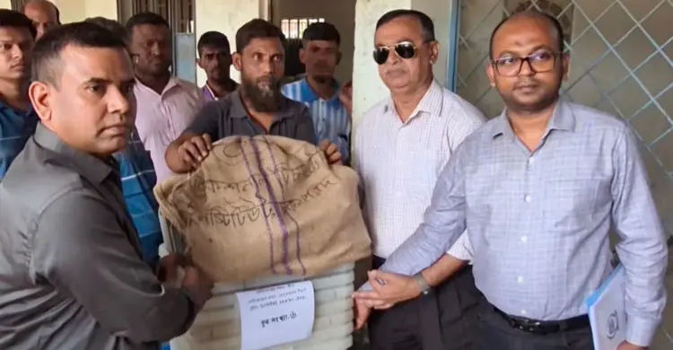 কড়া নিরাপত্তায় কেন্দ্রে যাচ্ছে ভোটের সরঞ্জাম, নজরদারি চলবে সিসিটিভিতে