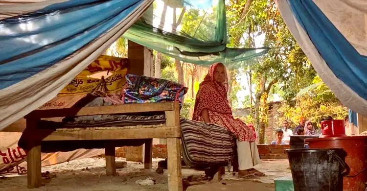 খাবার-ওষুধের জন্য কাঁদছেন জীবনভর মানুষকে কোরআন শেখানো বৃদ্ধা সালেহা