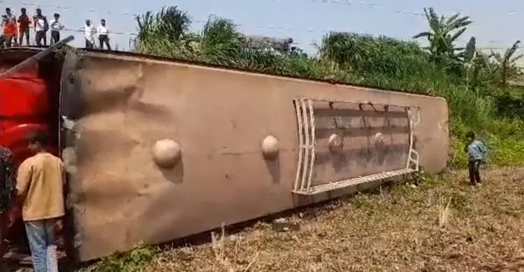 ফরিদপুরে বাস-পিকআপ মুখোমুখি সংঘর্ষে নিহত ১, আহত ২৫