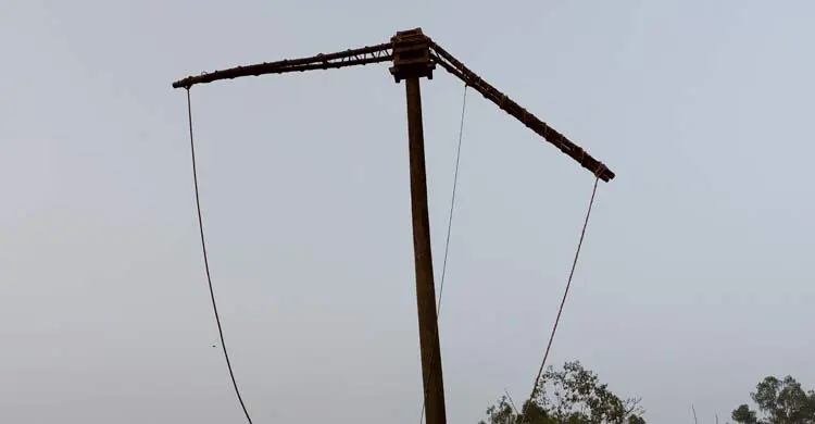 চড়ক ঘোরানোর সময় ভেঙে পড়লো বাঁশ, অল্পের জন্য রক্ষা ভক্তের