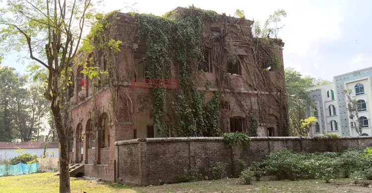 রেলের ঝুঁকিপূর্ণ ভবনে ‘ভূতুড়ে নগরী’ হয়ে উঠেছে লালমনিরহাট