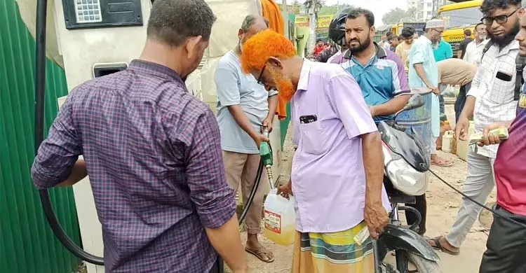 পাম্পে বোতলে তেল বিক্রির ভিডিও করায় সাংবাদিককে হেনস্তার অভিযোগ