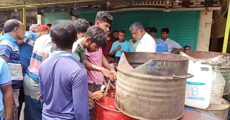 ডিলার পর্যায়ে বিক্রি হচ্ছে ডিজেল, দীর্ঘ ভোগান্তি শেষে স্বস্তিতে কৃষক