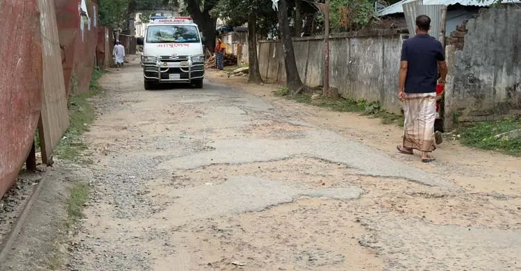 হাসপাতালের প্রবেশপথই এখন রোগীদের বাড়তি যন্ত্রণার কারণ