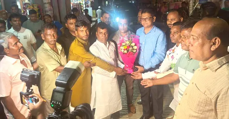 সুইপারের মেয়ের বিয়ের দাওয়াতে গিয়ে প্রশংসায় ভাসছেন ডিসি